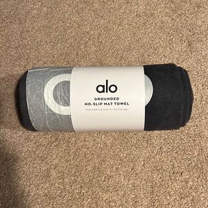 Alo NWT Mat Towel Black